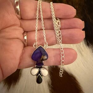 ❤️ White Buffalo, Grape Dahlia Kingman Turquoise Spade Motif Unisex 925 Necklace